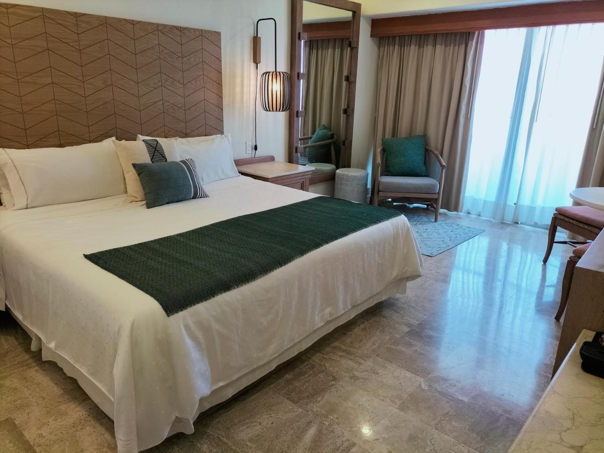 Deluxe Room King Ocean View