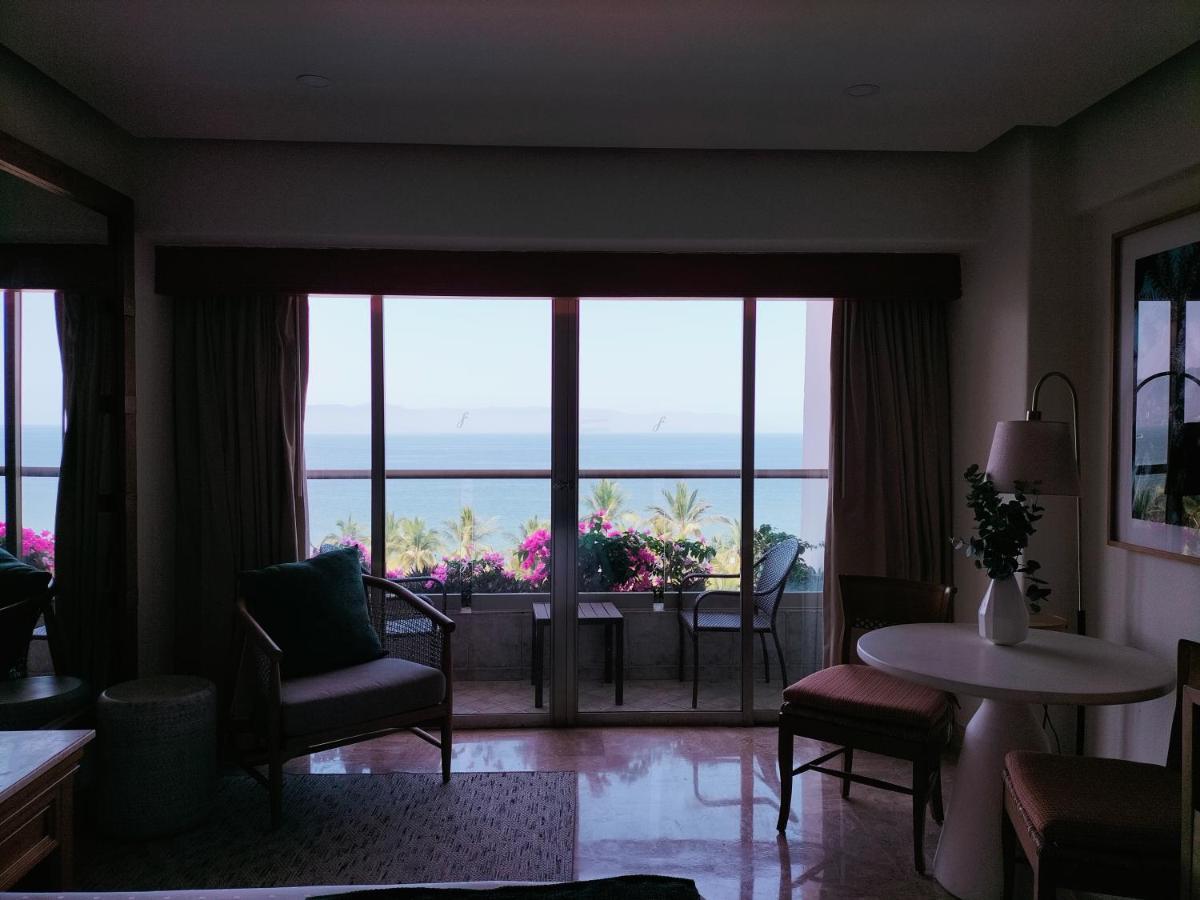 Deluxe Room King Ocean View